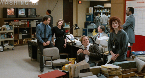 An Early Take Down of Nice Guys in ‘Broadcast News’