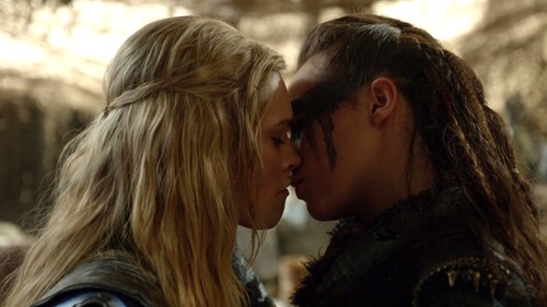 Eliza Taylor and Alycia Debnam Carey star and kiss in The 100